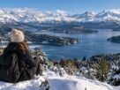 Bariloche no inverno com o Lago Nahuel Huapi e montanhas nevadas