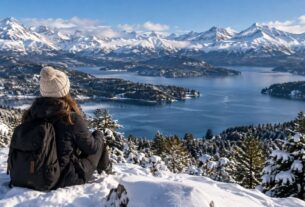 Bariloche no inverno com o Lago Nahuel Huapi e montanhas nevadas
