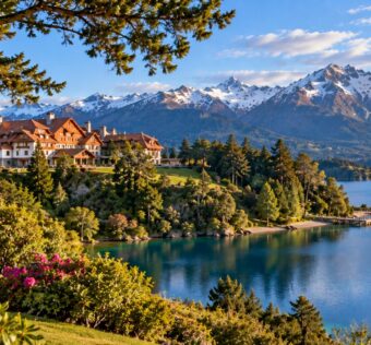 Circuito Chico em Bariloche na região de Llao Llao com lago e montanhas
