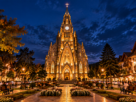 Catedral de Pedra em Canela iluminada à noite
