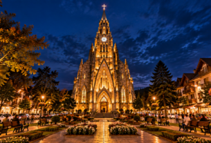 Catedral de Pedra em Canela iluminada à noite