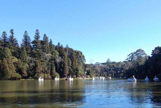 Vista do Lago Negro em Gramado, cercado por árvores.
