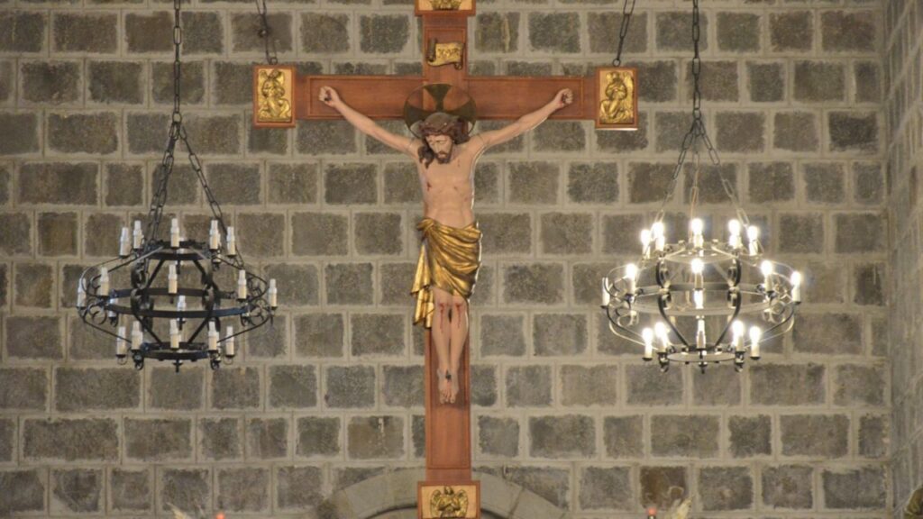 Crucifixo e lustres no interior da Igreja São Pedro, em Gramado.